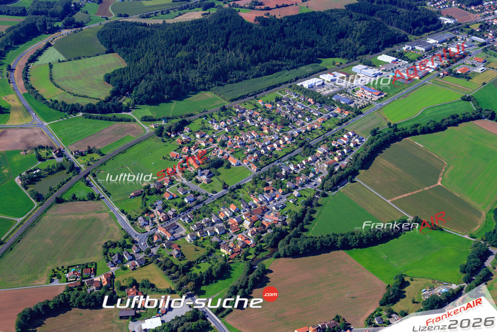 Die Luftaufnahme Hasslach - Stockheim wurde 2017 mittels Flugzeug (keine Drohne) erstellt. Perfekte Schärfe und Druck- Auflösung- Garantiert!