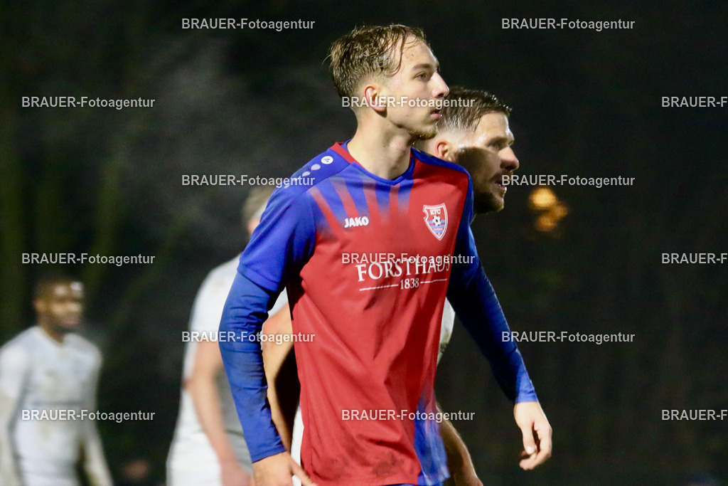 VFL Jüchen Garzweiler - KFC Uerdingen | Jüchen, Deutschland, 20.09.2025: Etienne-Noel Reck (KFC Uerdingen) schaut während des Oberliga Niederrhein Spiels zwischen VFL Jüchen Garzweiler KFC Uerdingen auf der Bezirkssportanlage am 13. Dezember 2025 in Jüchen,  Deutschland. (Foto von Ralph Görtz /Brauer-Fotoagentur) Deutschland