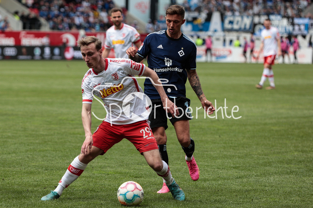 SSV Jahn Regensburg - Hamburger SV | Josuha MEES (SSV #29) im Duell mit Sonny KITTEL (HSV #10) / DFL REGULATIONS PROHIBIT ANY USE OF PHOTOGRAPHS AS IMAGE SEQUENCES AND/OR QUASI-VIDEO
