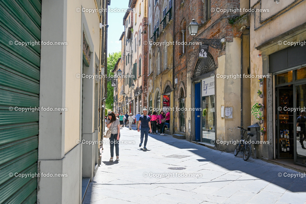 Italien_ Toscana_ Lucca_ 29.05.2024-55 | 29.05.2024, Italien, ITA, Toskana, Lucca im Bild Stadtansichten, Gebäude, Architektur, Touristen, Historisch, Souvenier, 


Lucca ist die Hauptstadt der Provinz Lucca in der Toskana. Sie liegt im Tal des Flusses Serchio etwa 20 km nordöstlich von Pisa und 20 km östlich der toskanischen Küste
Quelle: Wikipedia
