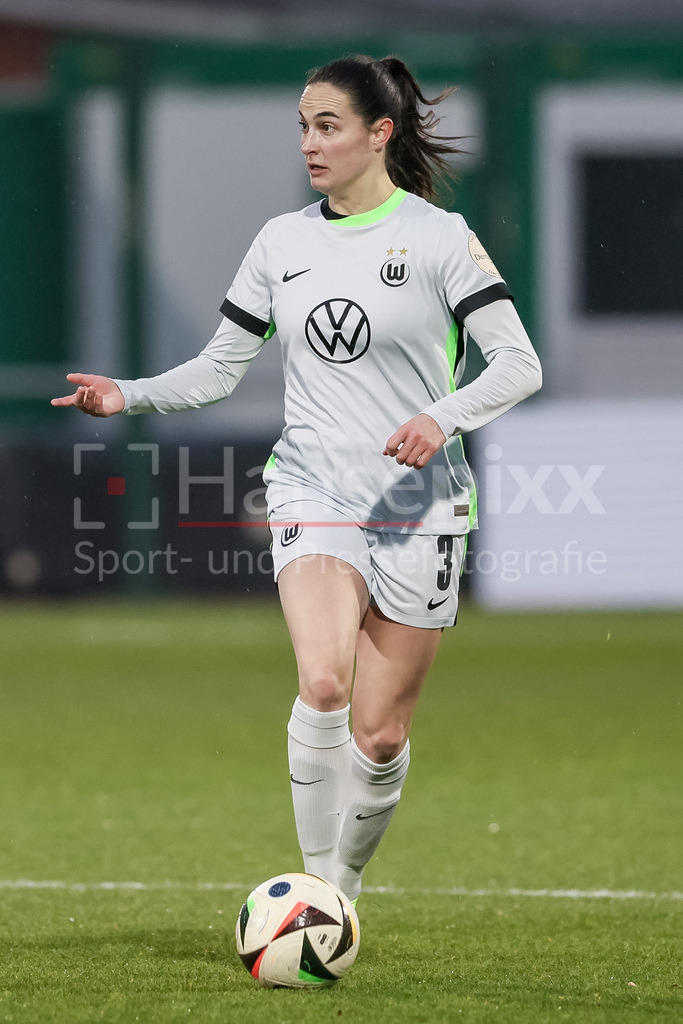 Fussball, Google Pixel Frauen-Bundesliga, SV Werder Bremen - VfL Wolfsburg | v.li.: Caitlin Dijkstra (VfL Wolfsburg, 3) am Ball, Freisteller, Einzelbild, Ganzkörper, Aktion, Action, Spielszene, DIE DFB-RICHTLINIEN UNTERSAGEN JEGLICHE NUTZUNG VON FOTOS ALS SEQUENZBILDER UND/ODER VIDEOÄHNLICHE FOTOSTRECKEN. DFB REGULATIONS PROHIBIT ANY USE OF PHOTOGRAPHS AS IMAGE SEQUENCES AND/OR QUASI-VIDEO.