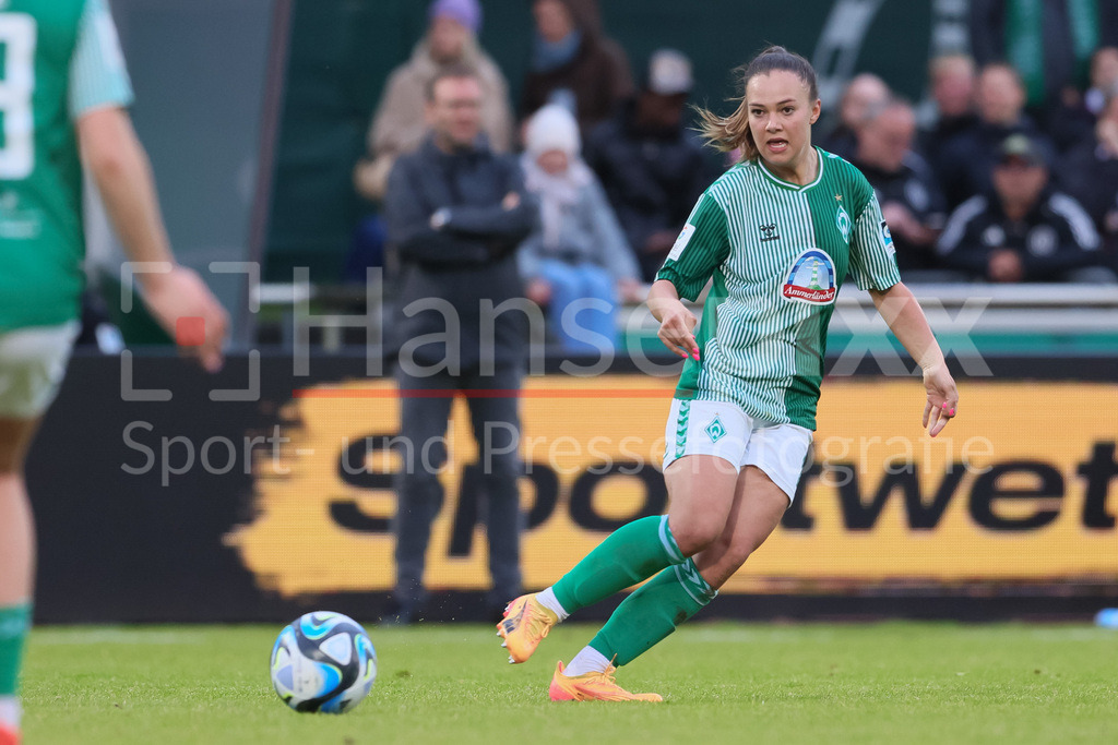 Fussball, Google Pixel Frauen-Bundesliga, SV Werder Bremen - MSV Duisburg | v.li.: Maja Sternad (SV Werder Bremen, 11) am Ball, Einzelbild, Ganzkörper, Aktion, Action, Spielszene, DIE DFB-RICHTLINIEN UNTERSAGEN JEGLICHE NUTZUNG VON FOTOS ALS SEQUENZBILDER UND/ODER VIDEOÄHNLICHE FOTOSTRECKEN. DFB REGULATIONS PROHIBIT ANY USE OF PHOTOGRAPHS AS IMAGE SEQUENCES AND/OR QUASI-VIDEO.