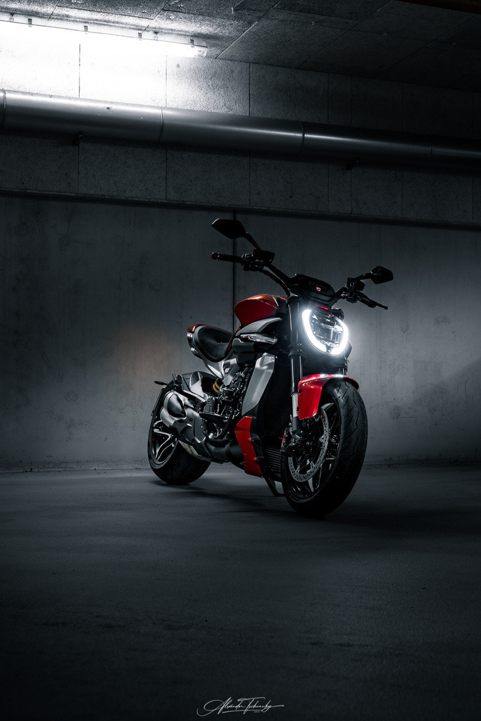Ducati xDivael V4 | Entdecken Sie die faszinierende Welt von Alexander Tschuncky Arts: Kreative Fotografie, atemberaubende Automobilkunst und hochwertiger Bilderdruck. Lassen Sie sich inspirieren! - Realisiert mit Pictrs.com