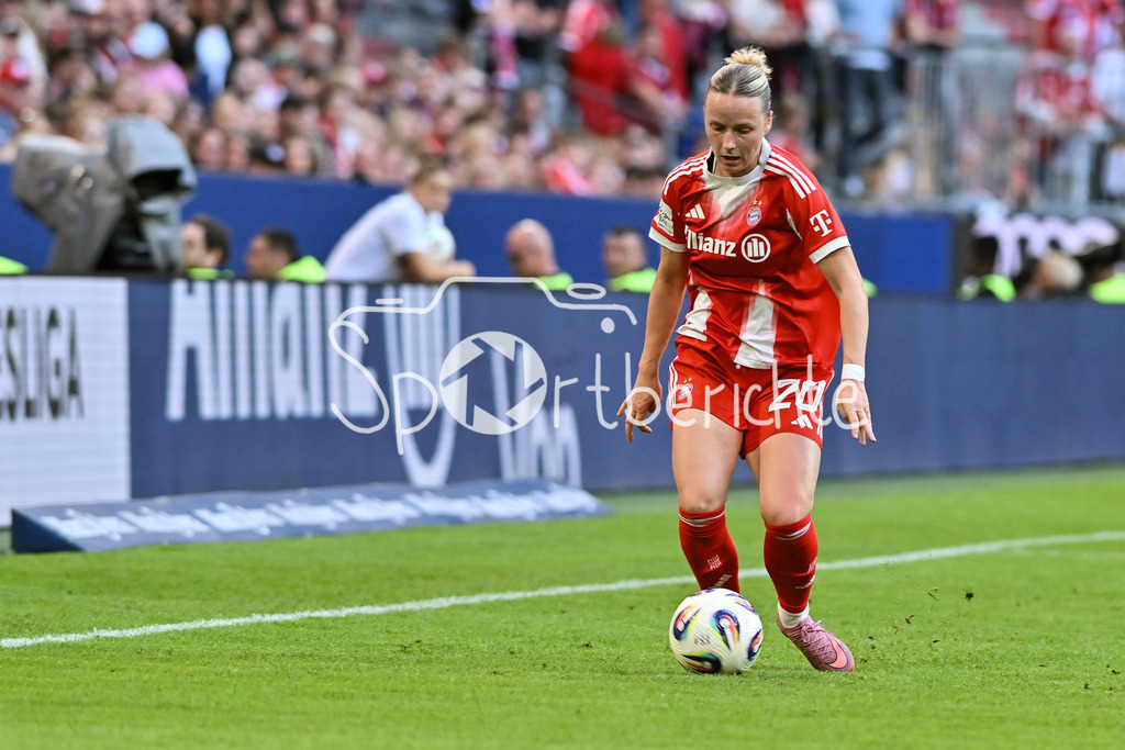 FC Bayern München - Bayer 04 Leverkusen | am Ball Franziska KETT (FC Bayern Frauen 20) / Einzelfoto / Freisteller / Google Pixel Frauen-Bundsliga: FC Bayern München - Bayer 04 Leverkusen; Allianz Arena am 06.09.2025