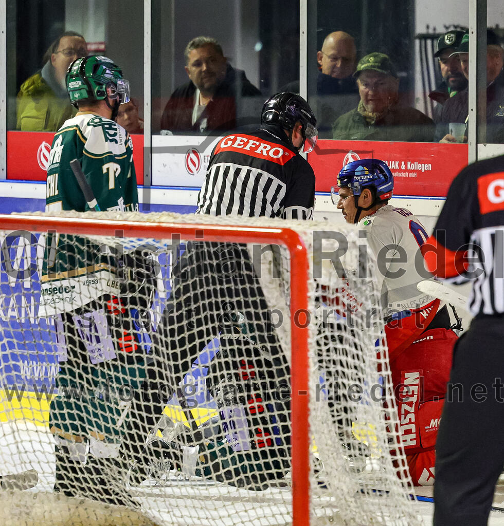 2025-11-16_150_TSV_Erding_gegen_Selber_Woelfe | Erding, Deutschland, 16.11.2025:Eishockey, Oberliga Süd 2025 / 2026, 17. Spieltag, TSV Erding gegen Selber Wölfe, Endergebnis: 3:1Philipp Michl (Erding Gladiators, #77), Erik Modlmayr (Erding Gladiators, #21), Richard Gelke (Selber Wölfe, #92)Foto: Christian Riedel / fotografie-riedel.net