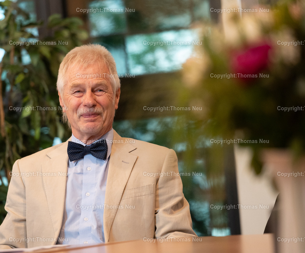DSC_3951 | Verleihung des Landes-Ehrenbriefes an Dr. Roland Turowski - Sitzungssaal des Rathauses Bensheim, durch Landrat Christian Engelhardt in Anwesenheit von Christine JKlein und Christine Deppert, ,, Bild: Thomas Neu