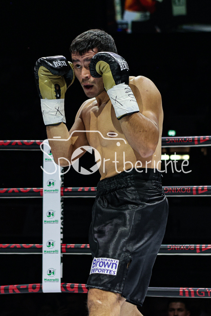 Profi - Box - Gala / Main Event | Hernan David PEREZ (schwarze Hose) im WBF Titelkampf