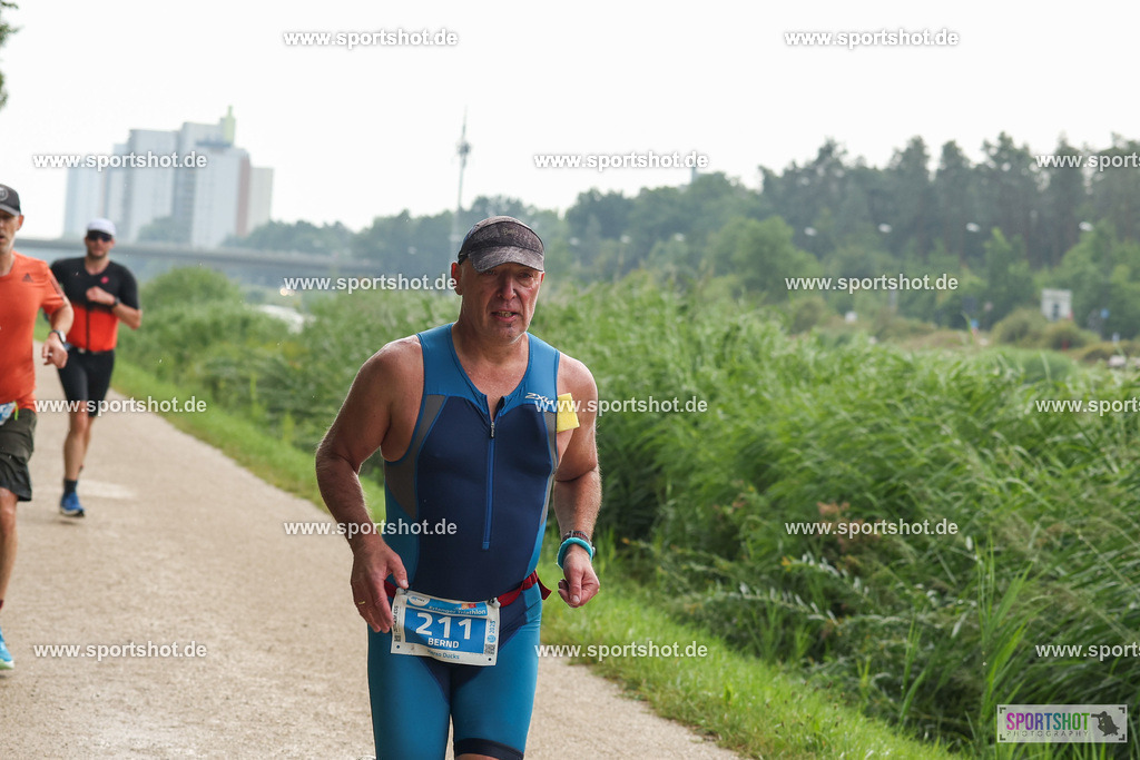 LUR_1525 | 34. M-net Erlanger Triathlon 2025 #erlangertriathlon  #mnettriathlon2025 #mnettriathlon #team #olympischedistanz #mitteldistanz #triathlon #maindonaukanal  #erlangertriathlon2025 #yourpictrs #tv1848 #tv1848erlangen  #triathlonbayern #sportinerlangen #demsportverbunden #sportshot_your_pictrs Copyright: www.sportshot.de