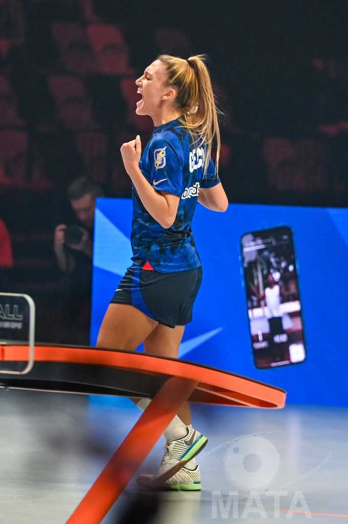 _DWI5647 | Anna Iszak vs Carolyn Greco beim Frauen- Single  Ungarn vs. USA bei der Teqball Weltmeisterschaft 2022 in der Kia Metropole Arena. Nürnberg, 27.11.2022 - Realisiert mit Pictrs.com