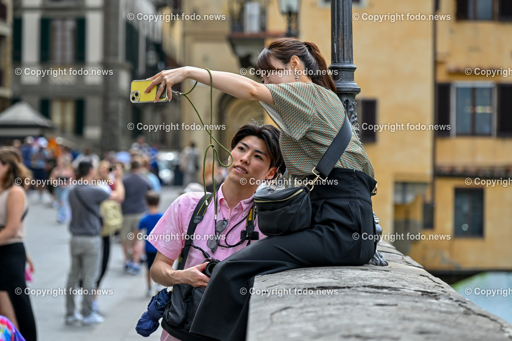 Italien_ Toscana_ Florenz_ 30.05.2024-118 | 30.05.2024, Italien, ITA, Toskana, Florenz im Bild Stadtansichten, Gebäude, Architektur, Touristen, Historisch, Souvenir, Altstadt, Museum, Statuen, Skulpturen, Piazza della Signoria, Statue David, Palazzo Vecchio, Neptunbrunnen, Piazza della Repubblica, Ponte Vecchio, Brücke, Uffizien, Kathedrale Santa Maria del Fiore, Arno, Fluß


Florenz, Firenze, ist eine italienische Großstadt. Nach Einwohnern ist sie die achtgrößte Stadt Italiens. Florenz ist die Hauptstadt sowie größte Stadt der Region Toskana und der Metropolitanstadt Florenz, in der etwa eine Million Menschen leben. Florenz ist für seine Geschichte berühmt. Leonardo da Vinci verbrachte große Teile seiner Jugend in Florenz, Michelangelo fand Unterschlupf in der Kirche der Medici, Galileo Galilei wohnte als Hofmathematiker in den Palästen der Medici. Von 1865 bis 1871 war die Stadt die Hauptstadt des neu gegründeten Königreichs Italien. Das historische Zentrum von Florenz zieht Jahr für Jahr Millionen von Touristen an. Die historische Innenstadt wurde von der UNESCO im Jahre 1982 zum Weltkulturerbe erklärt. 
Quelle: Wikipedia

