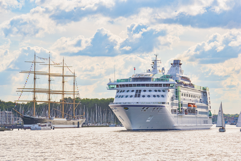 Birka Stockholm | Im August 2017 passiert die damalige Birka Stockholm vor Travemünde die Viermast-Stahlbark Passat. Das 177 Meter lange Kreuzfahrtschiff Birka Stockholm wurde im Jahr 2004 gebaut. - Realisiert mit Pictrs.com