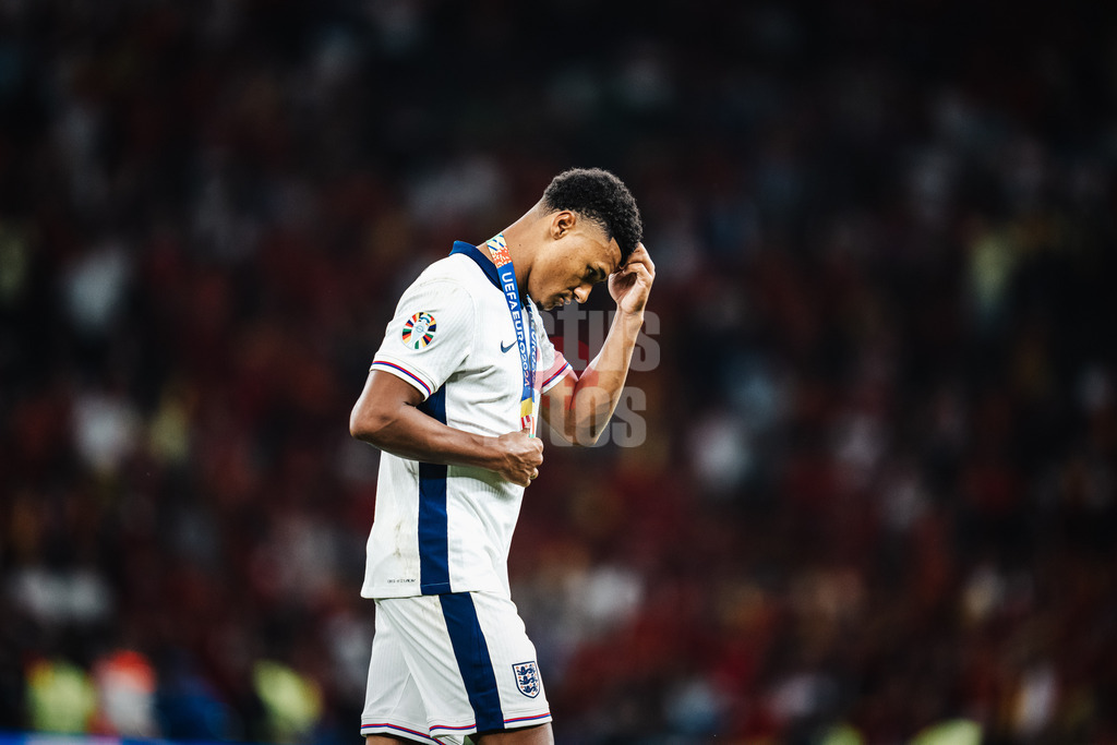 Fußball | Herren | UEFA-Fußball-Europameisterschaft 2024 | Finale | Spanien vs. England | 14.07.2024 | Jude Bellingham (#10, England) mit der Silbermedaille