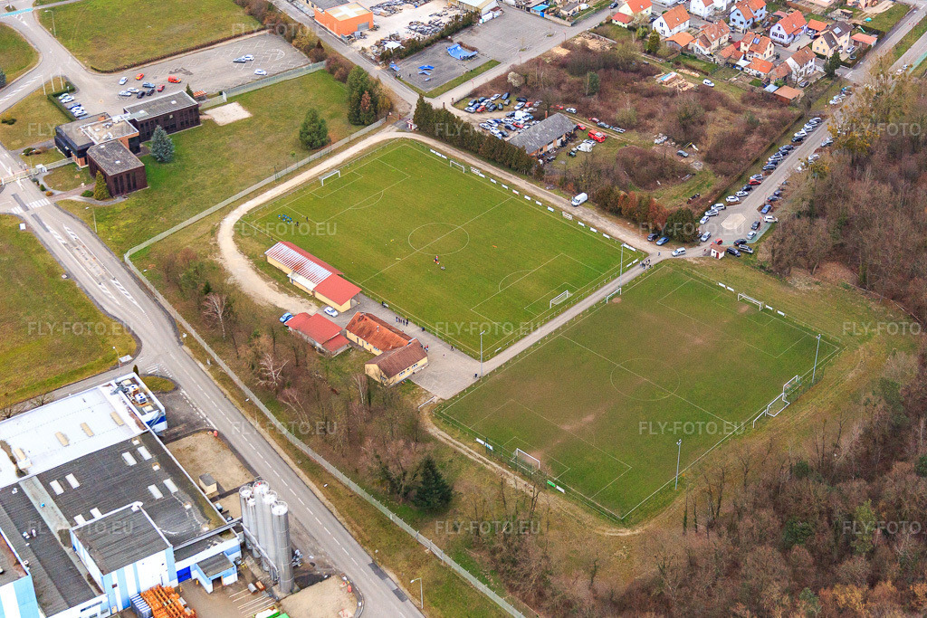 Vue aérienne: Ravago Building Solution SAS, Stade de football de Drusenheim et Stade municipal Jean moulin à Drusenheim dans le département Bas Rhin, France – .Photo: IMG_086620.jpg prise le 19/03/2016 par Werner Riehm/FLY-FOTO.eu – Résolution de l'original: 5371 x 3581 px