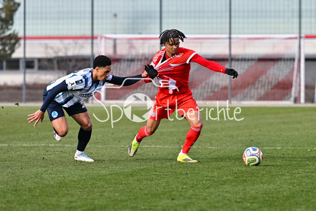 FC Bayern Amateure - Stuttgarter Kickers | MUNICH, GERMANY - 07. FEBRUARY: im Duell David UDOGU (Stuttgarter Kickers 27) und Julien YANDA (FC Bayern München II 13) während dem Testspiel zwischen den Amateuren des FC Bayern und den Stuttgarter Kickers am FC Bayern Campus