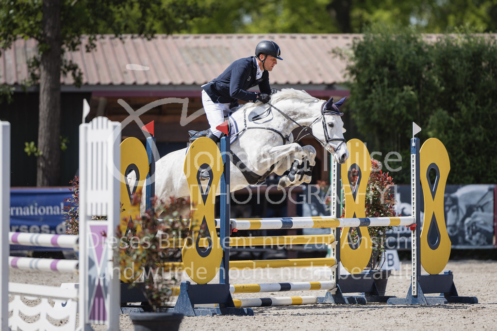 230516_Mühlen_03SprPf-A-331 | Deine schönsten Turniermomente als professionelle Fotos! Entdecke hochwertige Pferdesport-Fotografie im Online-Shop. Jetzt Fotos finden & bestellen!