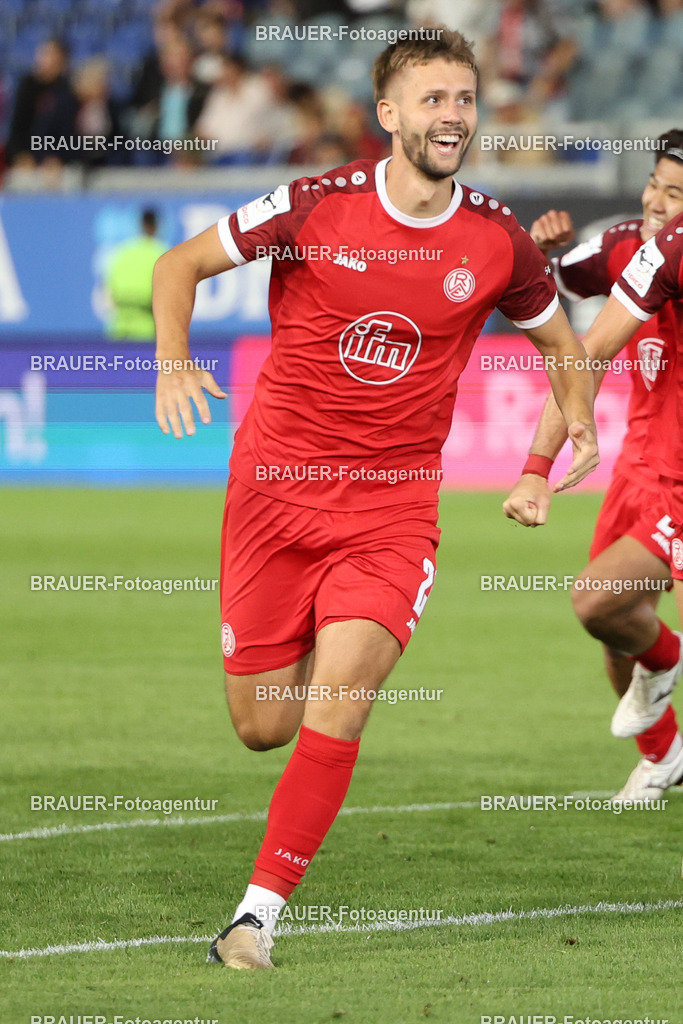 SV Wehen Wiesbaden - Rot-Weiss Essen | Wiesbaden, Deutschland, 22.08.2025Torben Müsel  (Rot-Weiss Essen) beim Torjubel nach dem Tor zum 3:4 während des drittliga Spiels zwischen SV Wehen Wiesbaden und Rot-Weiss Essen am 22.08.2025 in der BRITA-Arena in Wiesbaden. (Foto von Timo Bluhmki-Schmidt/Brauer Fotoagentur