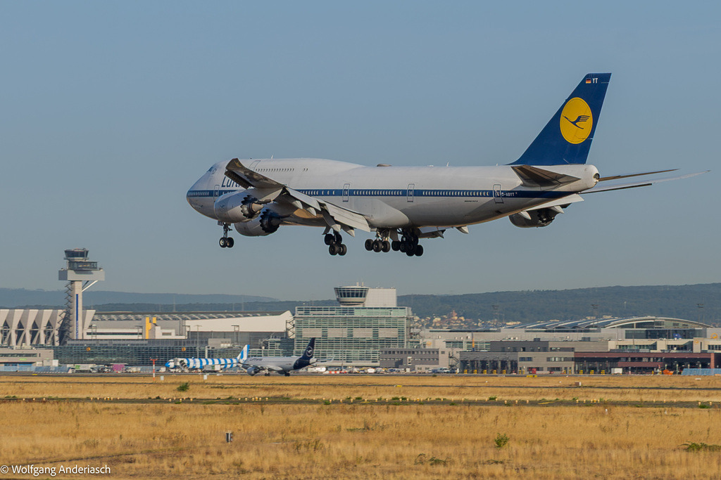 R3A_0939 | Nach 8 Stunden und 33 Minuten über dem Atlantik schwebte die Lufthansa Boeing 747-8 D-ABYT aus Miami im Landeanflug auf Frankfurt ein – majestätisch, kraftvoll und in ihrer wunderschönen Retro-Lackierung.Flug LH463, gelandet am 10. August um 07:54 Uhr. Ein besonderer Augenblick, den ich für meine Galerie festhalten durfte. Vier Triebwerke, ihre unverwechselbare Silhouette und diese einzigartige Ausstrahlung: Die Queen of the Skies ist nicht einfach nur ein Flugzeug – sie ist eine Legende. ✈️ Aufgenommen im Landeanflug am Frankfurt Airport. - Realisiert mit Pictrs.com