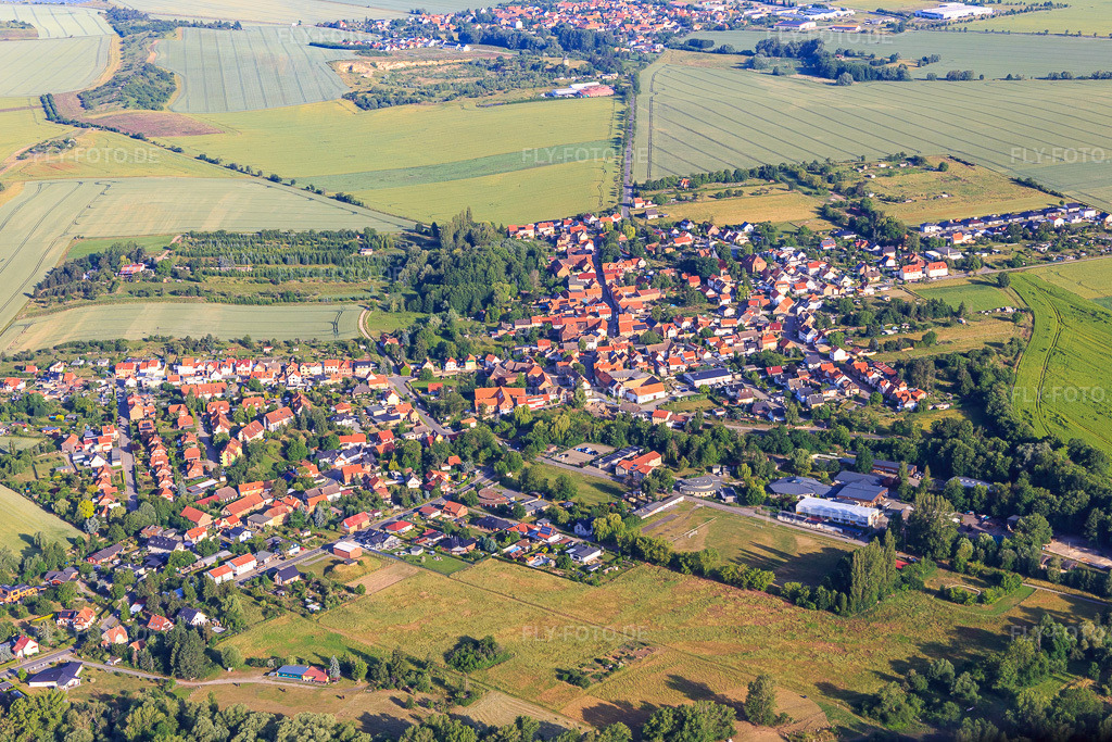 Luftbild: Dorfansicht aus Osten im Ortsteil Weddersleben in Thale im Bundesland Sachsen-Anhalt in Deutschland. Foto: IMG_148196.jpg vom 14.06.2025 durch Werner Riehm/FLY-FOTO.de