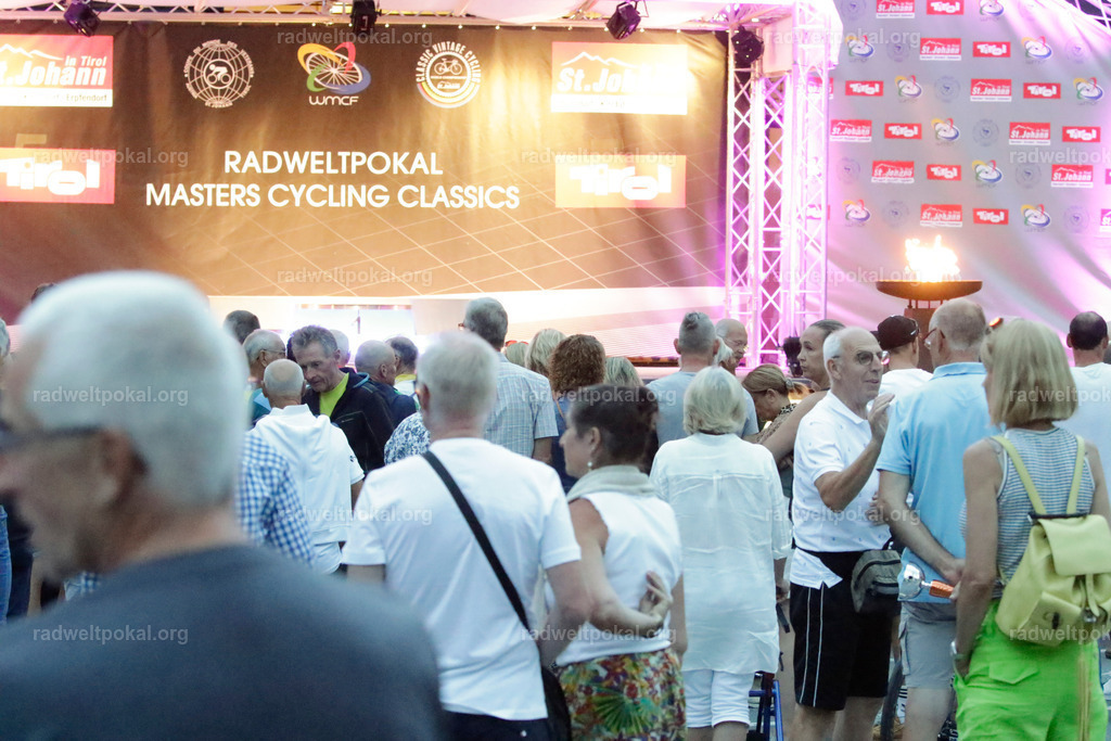 1475_20230817_Bewerb_Maenner_Muehlanger | AUT - OESTERREICH, 2023-08-16: SPORT RENNRAD-FAHREN - 55. INTERNATIONALER RADWELTPOKAL IN ST. JOHANN IN TIROL  - Vintage-Radrennen mit WM-Bronze-Medaillen-Siegerin Christina Schweinberger, den Teilnehmer und Alexander Baumann (vom Orginastions-Team) - TAG 2 BEWERB MAENNER IN SECHS GRUPPEN  ; Foto: Roland Muehlanger