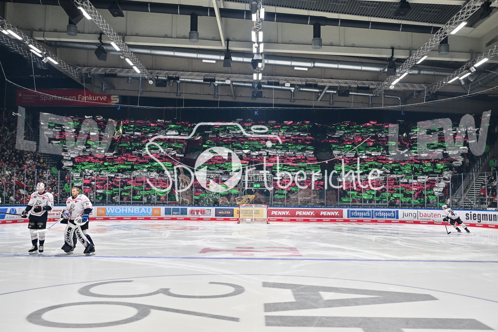Augsburger Panther - Nürnberg Ice Tigers | AUGSBURG, GERMANY - 23. DECEMBER: Die Fans des AEV haben einen Choreographie vorbereitet / Choreo / Weihnachtsmarkt / Rathaus vor dem Match zwischen den Augsburger Panthern und den Nürnberg Ice Tigers am 31. Spieltag der Penny DEL im Curt Frenzel Stadion