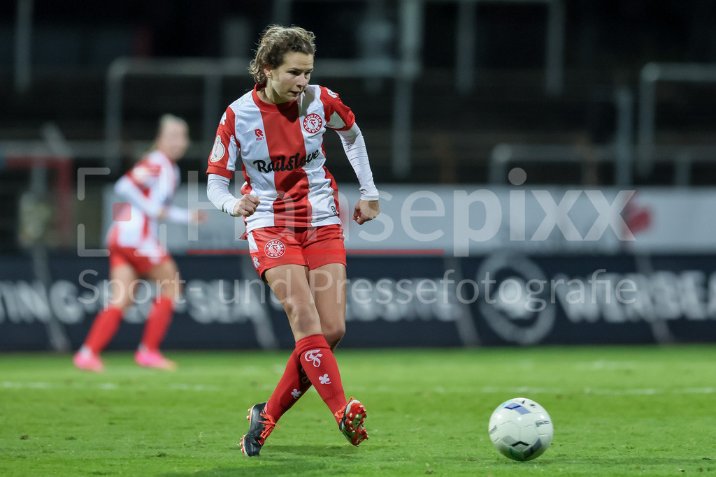Fussball, DFB-Pokal Frauen, SC Fortuna Köln - SV Werder Bremen | v.li.: Sophie Trepohl (SC Fortuna Köln, 14) am Ball, Einzelbild, Ganzkörper, Aktion, Action, Spielszene, DIE DFB-RICHTLINIEN UNTERSAGEN JEGLICHE NUTZUNG VON FOTOS ALS SEQUENZBILDER UND/ODER VIDEOÄHNLICHE FOTOSTRECKEN. DFB REGULATIONS PROHIBIT ANY USE OF PHOTOGRAPHS AS IMAGE SEQUENCES AND/OR QUASI-VIDEO.