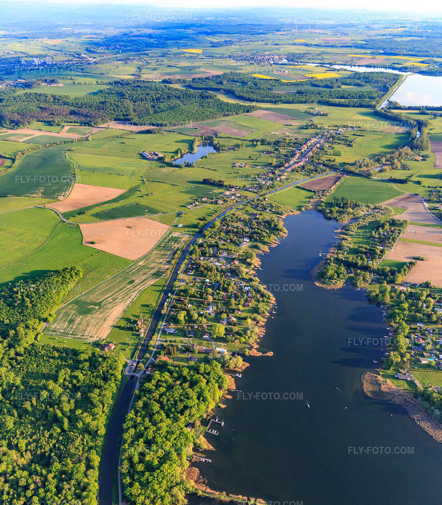 Aerial view: Canal des houllères de la Sarre next to the Étang de la Blanche Chaussée in Diane-Capelle in the state Moselle, France.Photo: IMG_146153.jpg taken on 05/01/2025 by Werner Riehm/FLY-FOTO.comResolution of the original: 3568 x 4078 px