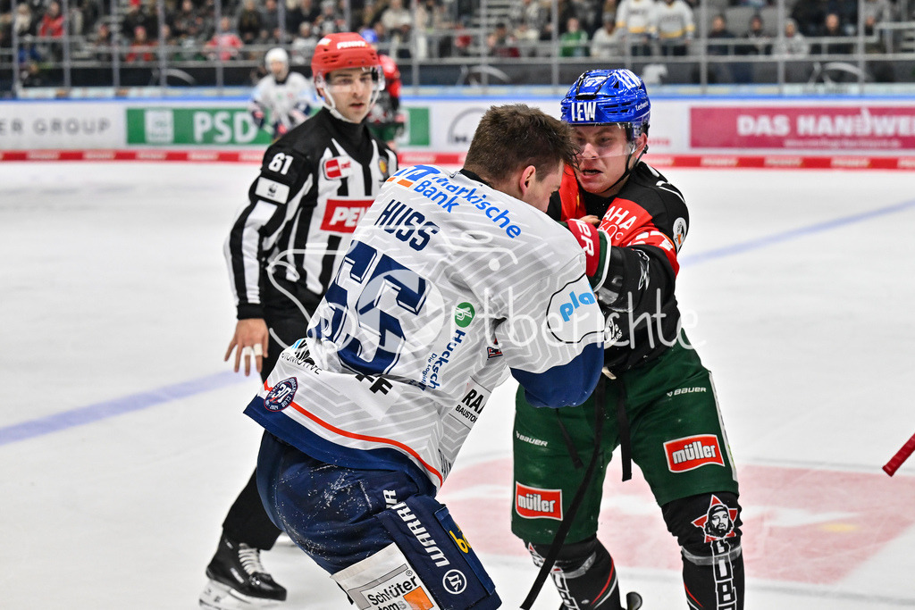 Augsburger Panther - Iserlohn Roosters | Kampf zwischen Johannes HUSS (Iserlohn Roosters 55) und Florian ELIAS (Augsburger Panther #67) / Faustkampf / fliegende Faeuste / Fight / DEL: Augsburger Panther - Iserlohn Roosters, Curt Frenzel Stadion am 17.11.2024