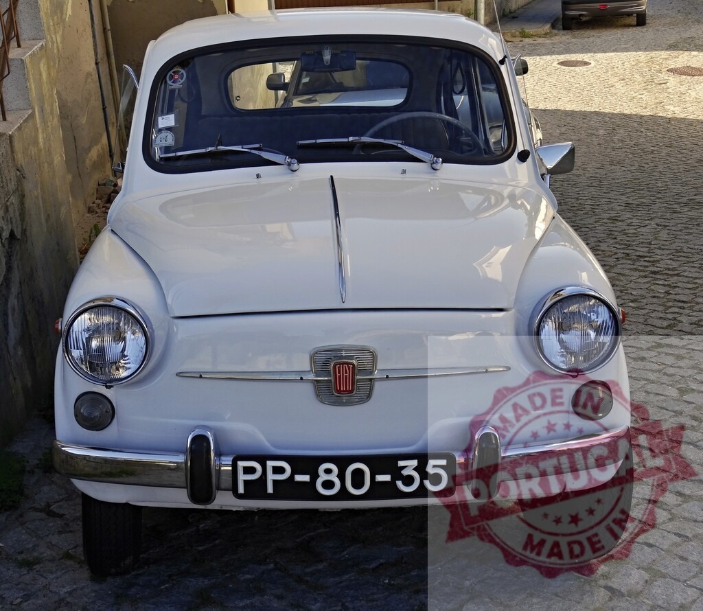 Fiat 600 classic car parked on cobblestone street | White Fiat 600 vintage car parked on a old cobblestone street - Realisiert mit Pictrs.com
