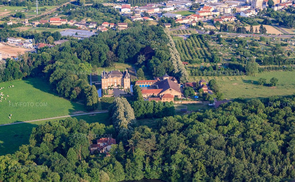 Aerial view: Château de La Grange in Manom in the state Moselle, France. – Photo: IMG_29508.jpg taken on 06/26/2010 by Werner Riehm/FLY-FOTO.com – Resolution of the original: 4397 x 2717 px – WWW.CHATEAUDELAGRANGE.COM