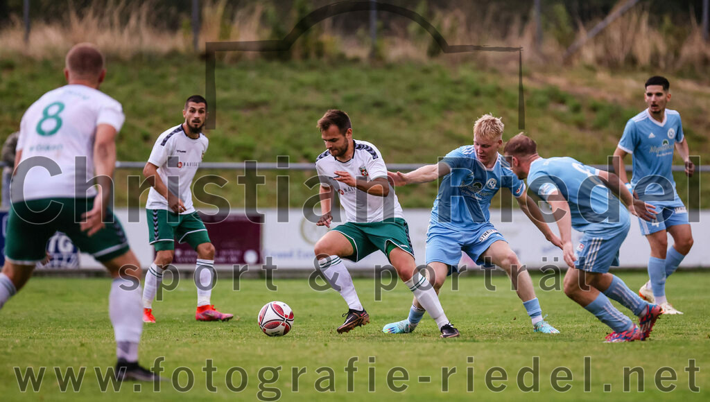 2023-07-28_119_FC_Schwaig_gegen_TSV_1860_Rosenheim | Oberding, Deutschland, 28.07.2023:
Fußball, Landesliga Südost 2023 / 2024, 3. Spieltag, FC Schwaig gegen TSV 1860 Rosenheim, Endergebnis: 1:1

Tobias Bartl (FC Schwaig, #37), Florian Grundner (TSV 1860 Rosenheim, #28), Lucas Gratt (TSV 1860 Rosenheim, #8)

Foto: Christian Riedel / fotografie-riedel.net