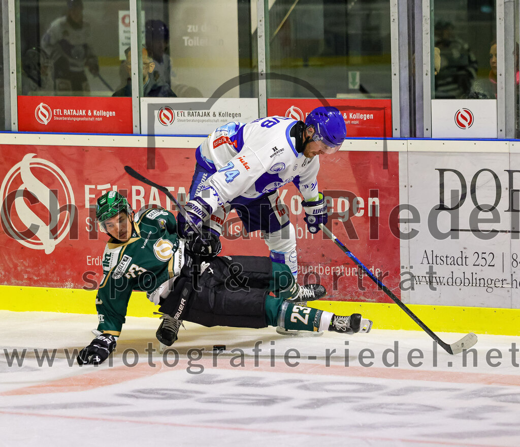 2025-09-26_070_TSV_Erding_gegen_SC_Riessersee | Erding, Deutschland, 26.09.2025:Eishockey, Oberliga Süd 2025 / 2026, 3. Spieltag, TSV Erding gegen SC Riessersee, Endergebnis: 3:5Lukas Gaus (Erding Gladiators, #23), Jesse Roach (SC Riessersee, #74)Foto: Christian Riedel / fotografie-riedel.net