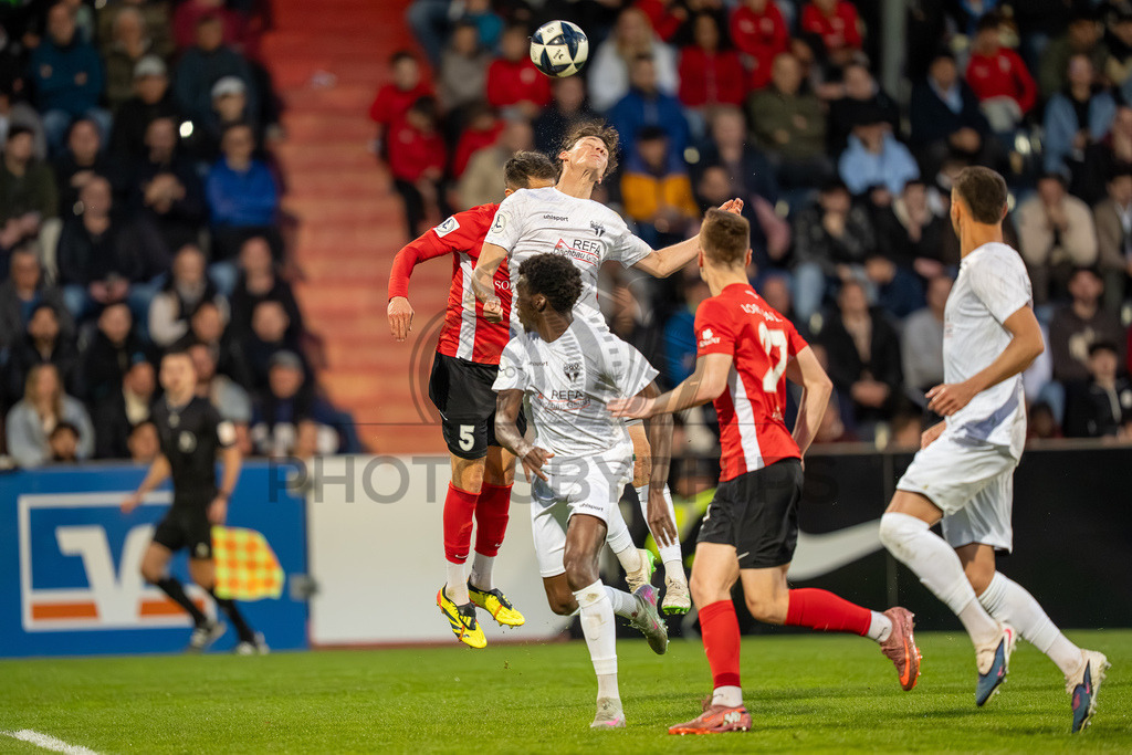 SG Sonnenhof Großaspach vs. SGV Freiberg, Fussball, Regionalliga Suedwest, 30. Spieltag, 22.04.2026 | Zweikampf zwischen Volkan Celiktas (SG Sonnenhof Großaspach, #05) und Paul Polauke (SGV Freiberg, #05),SG Sonnenhof Großaspach vs. SGV Freiberg, Fussball, Regionalliga Suedwest, 30. Spieltag, 22.04.2026