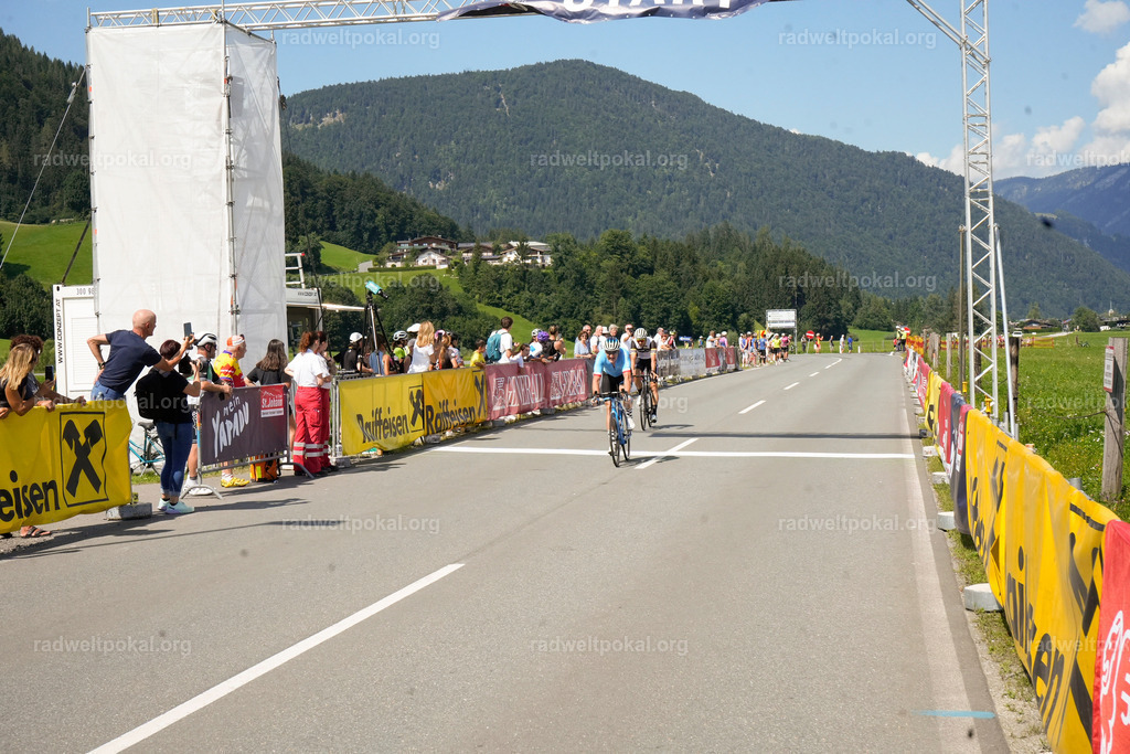 794_20230817_Bewerb_Maenner_Muehlanger | AUT - OESTERREICH, 2023-08-16: SPORT RENNRAD-FAHREN - 55. INTERNATIONALER RADWELTPOKAL IN ST. JOHANN IN TIROL  - Vintage-Radrennen mit WM-Bronze-Medaillen-Siegerin Christina Schweinberger, den Teilnehmer und Alexander Baumann (vom Orginastions-Team) - TAG 2 BEWERB MAENNER IN SECHS GRUPPEN  ; Foto: Roland Muehlanger