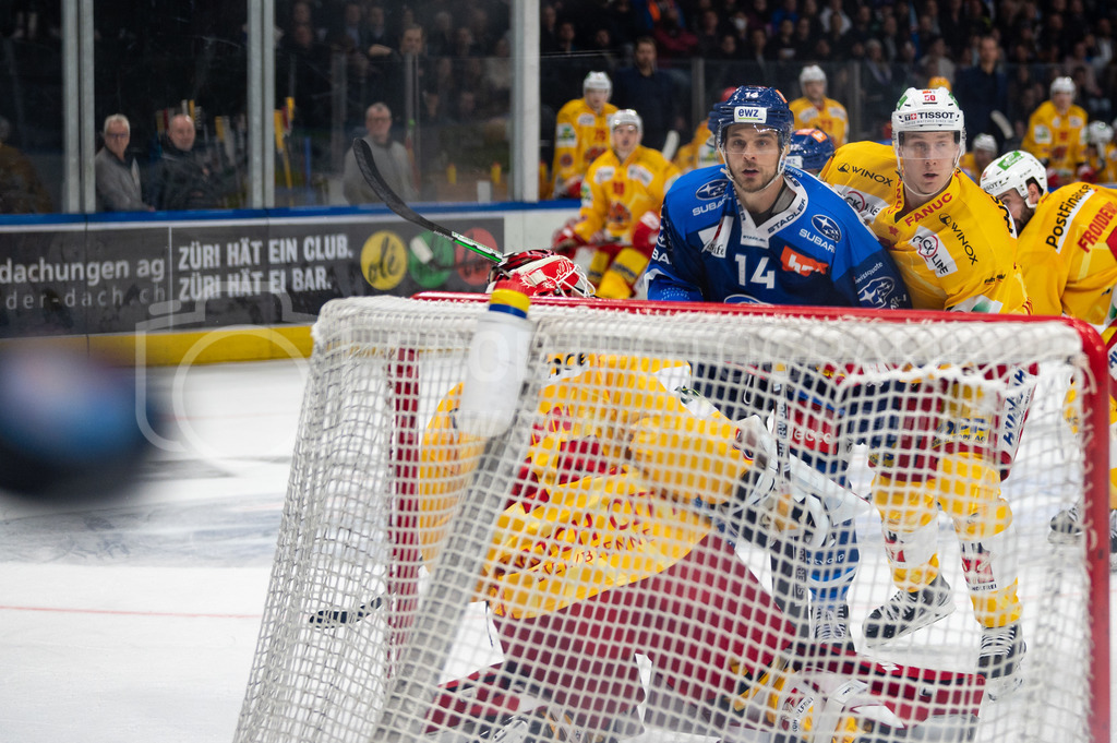 Playoffs: ZSC Lions - EHC Biel-Bienne | 04.04.2022, Zurich, Hallenstadion, Playoffs: ZSC Lions - EHC Biel-Bienne, der Schuss von #14 Chris Baltisberger (ZSC) geht über’s Tor, #50 Viktor Lööv (Biel) bedrängt ihn noch. - Realisiert mit Pictrs.com