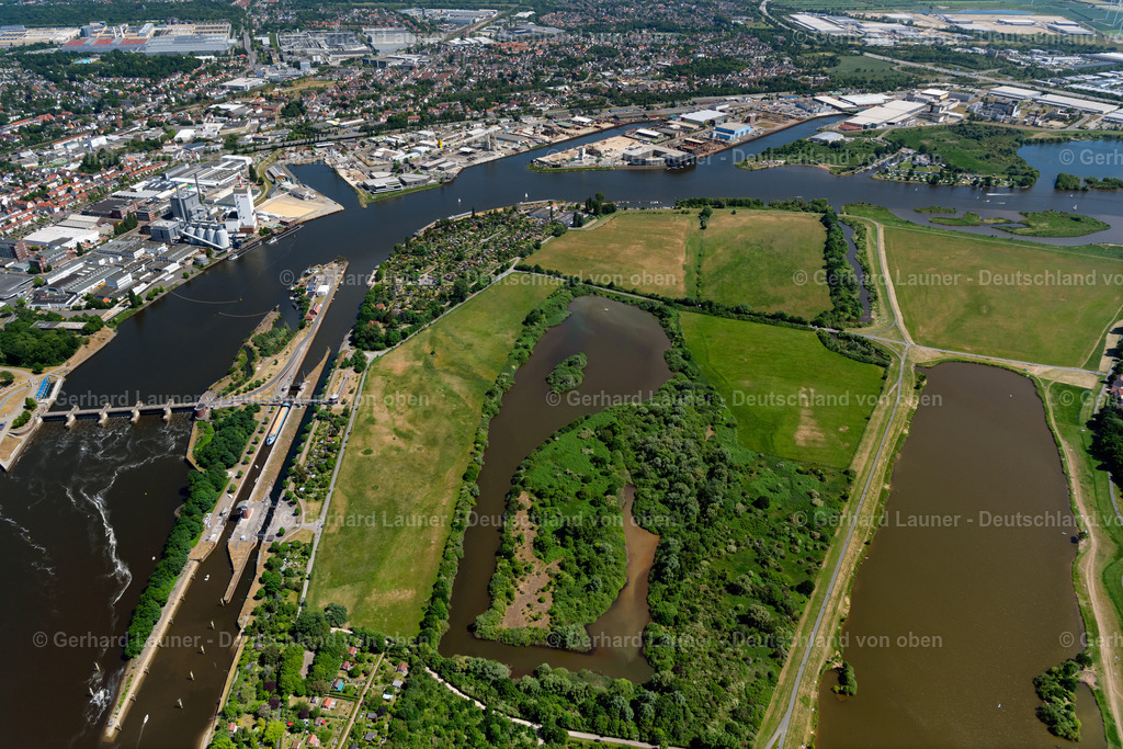 4029506 | BREMEN 01.06.2020 Staustufe - Sperrwerk am Ufer des Flußverlauf der Weser in Bremen. // Weir on the banks of the flux flow Weser in Bremen in Germany. Foto: Gerhard Launer
