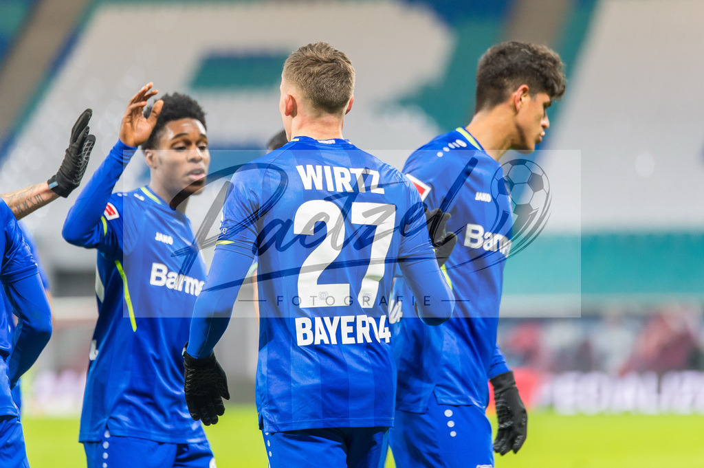 RBLLEV20211128_040 | Fussball, Herren: Florian Wirtz (Bayer 04 Leverkusen) Torjubel, jubelt mit seiner Mannschaft nach dem Treffer zum 0:1 bei dem Spiel der 1. Bundesliga zwischen RB Leipzig und Bayer 04 Leverkusen in der Red Bull Arena am 28.11.2021 in Leipzig, Deutschland.DFB / DFL REGULATIONS PROHIBIT ANY USE OF PHOTOGRAPHS AS IMAGE SEQUENCES AND/OR QUASI-VIDEO. - Realisiert mit Pictrs.com