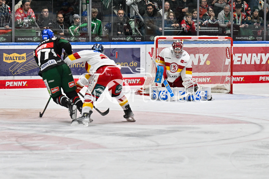 Augsburger Panther - Düsseldorfer EG | Der Schuss von Luca TOSTO (Augsburger Panther #77) kann von Henrik HAUKELAND (DEG 40) gehalten werden / DEL: Augsburger Panther - Duesseldorfer EG, Curt Frenzel Stadion am 04.03.2025