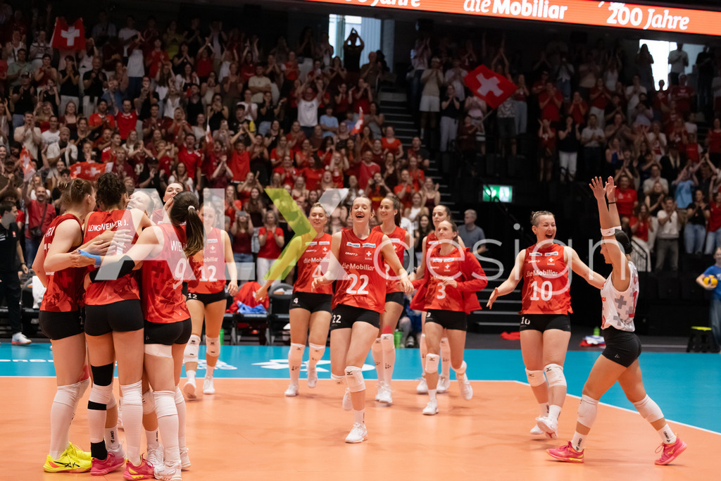 Austria v Switzerland - CEV European League Women | KRIENS, SWITZERLAND - JUNE 14: Team of Switzerland celebrating the win during the CEV European League match between Austria and Switzerland at Pilatus Arena on June 14, 2026 in Kriens, Switzerland. - Realisiert mit Pictrs.com