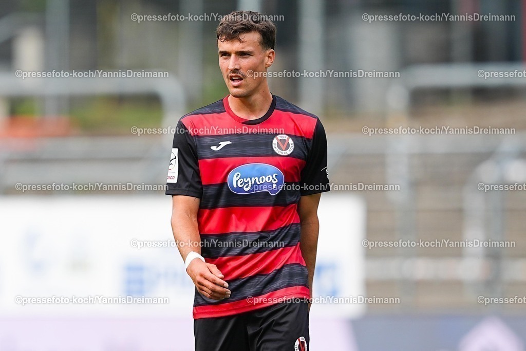 xydr03082501033 | 03.08.2025, xydrx, Fußball, 3.Liga, Viktoria Köln - FC Schweinfurt 05, Saison 2025 2026, Sportpark Höhenberg: Leonhard Muenst (Viktoria Köln #5)  DFB regulations prohibit any use of photographs as image sequences and or quasi-video.