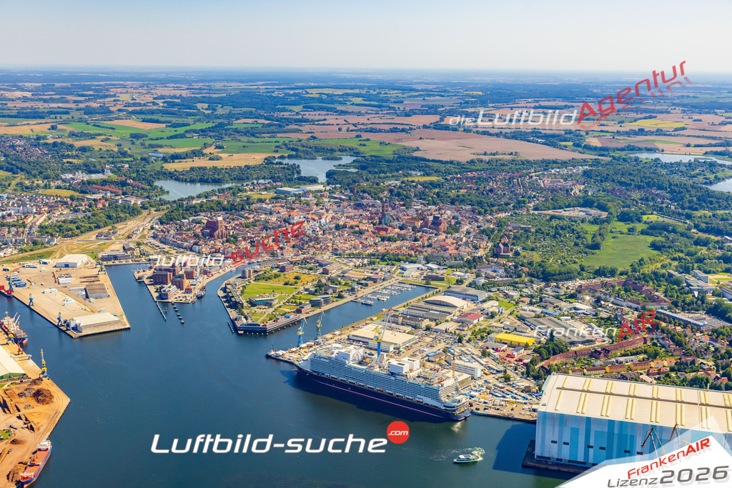 Luftaufnahme Wismar West Wismar - Die Luftaufnahme wurde 2025 vom UL-Flugzeug heraus erstellt ( ohne Drohne ) - Hochauflösende Luftaufnahme - für professionelle Ausdrucke geeignet. Die Geschenkidee !Mit Lizenz und Bildrechte bestellbar