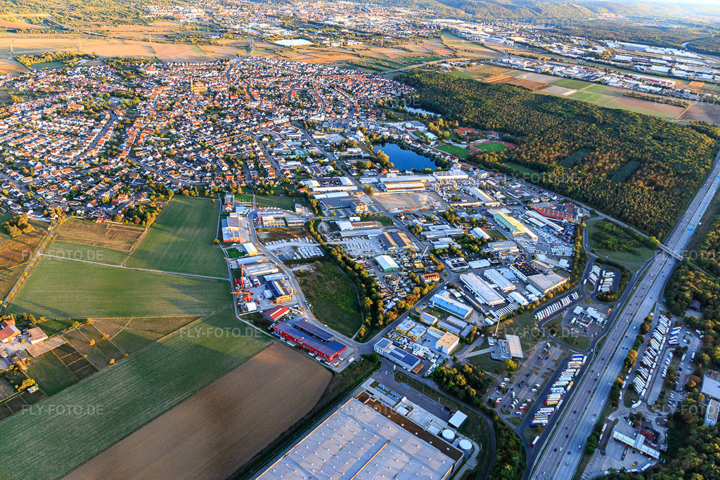 Luftbild: Industriegebiet an der A5 mit RONAL TECHNOLOGIE GmbH in Forst im Bundesland Baden-Württemberg in Deutschland. Foto: IMG_111592.jpg vom 09.09.2018 durch Werner Riehm/FLY-FOTO.deRONAL GROUP | Great Passion for Great Wheels