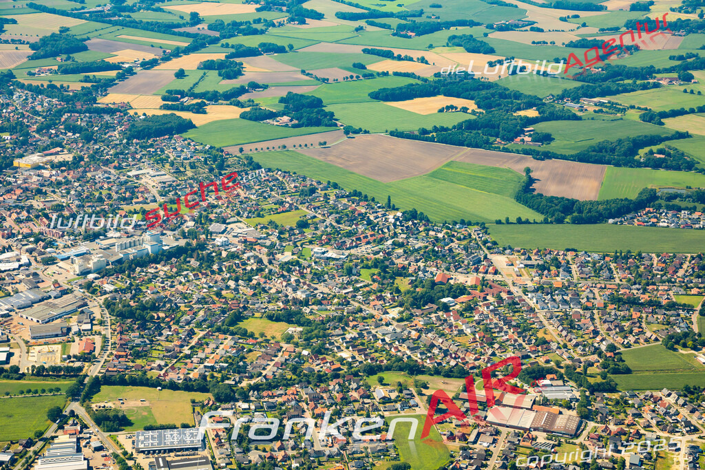 Aktuelles Luftbild von  Dinklage - Die Luftaufnahme wurde 2022 mittels UL-Flugzeug erstellt ( keine Drohne ) - hochauflösende Kamera-Systeme von  Canon -Beste Qualität - Für grossformatige Ausdrucke geeignet. Die Geschenkidee !