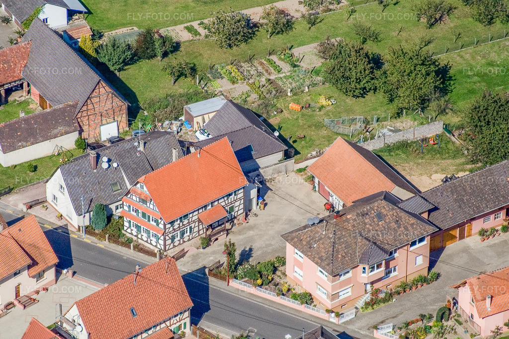Aerial view: Rue Principale from the south in Schleithal in the state Bas-Rhin, France. – Photo: IMG_13587.jpg taken on 09/28/2008 by Werner Riehm/FLY-FOTO.com – Resolution of the original: 2991 x 1995 px