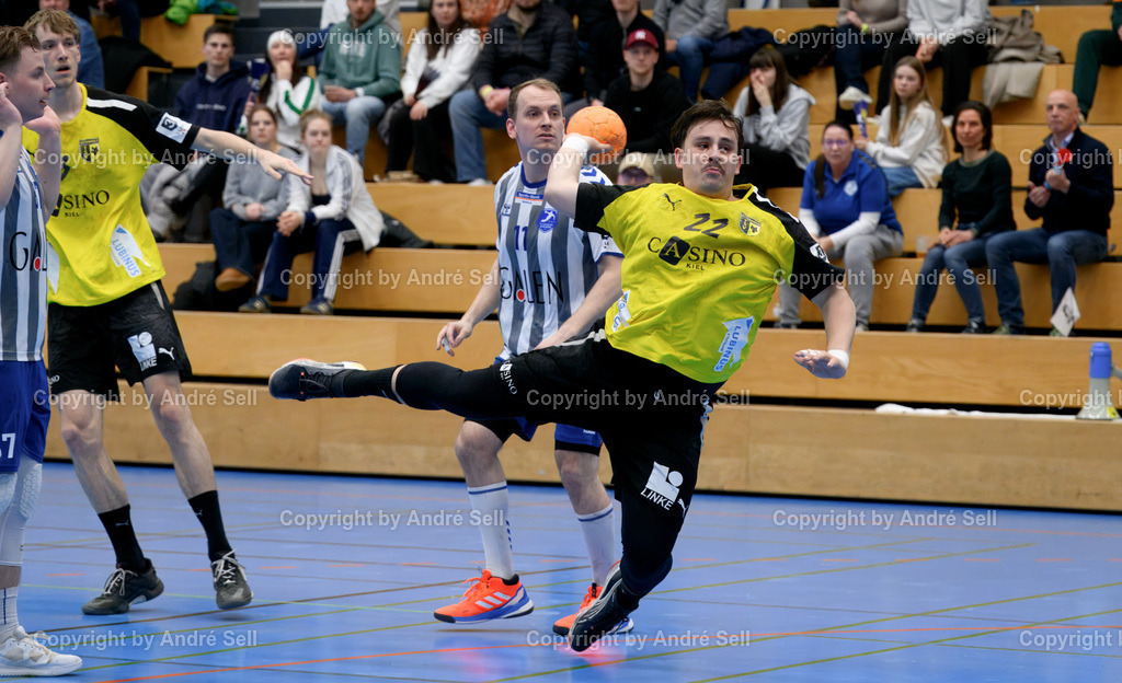 TSV Altenholz vs HG Hamburg-Barmbek | Lukas Hase (TSVA #22 trifft hier zum 2-0) vs Timon Kaminski (Barmbek #11) / Handball 3. Liga Nord-Ost Männer 2025/2026 / TSV Altenholz vs HG Hamburg-Barmbek / Edgar-Meschkat-Halle / Altenholz / 27.03.26 - Realisiert mit Pictrs.com