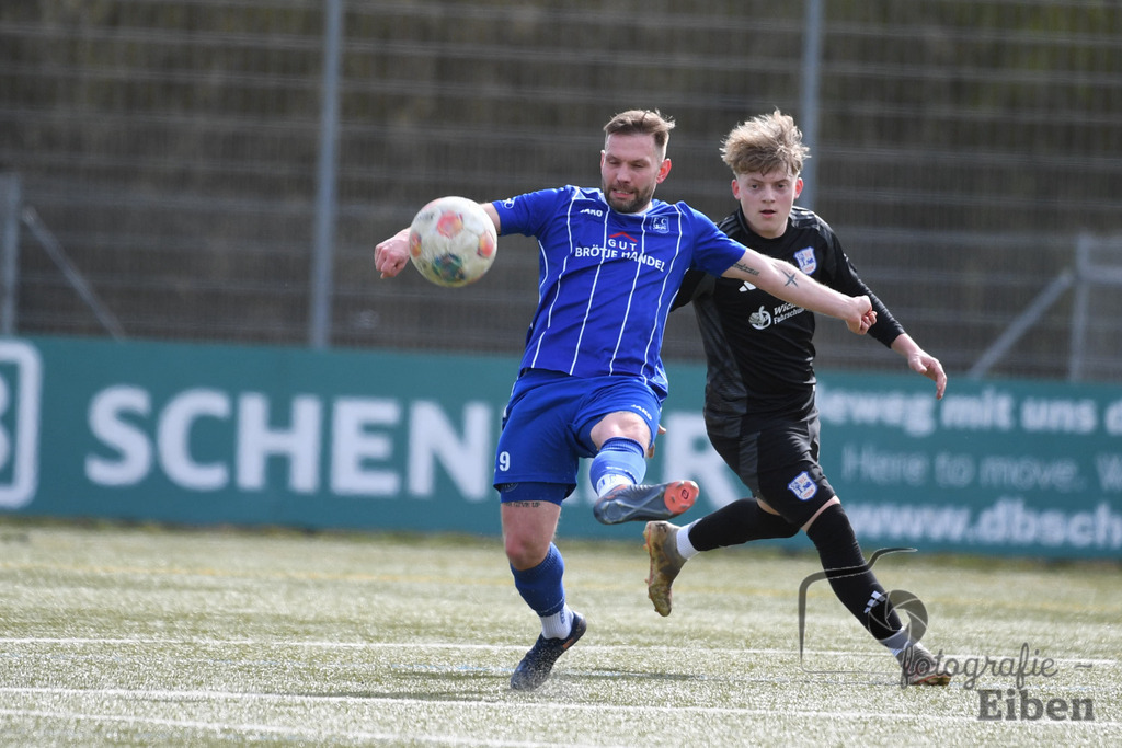 FC Rastede-VFl Stenum | Herren Bezirksliga 2; FC Rastede (blau)-VFL Stenum (schwarz) am 29.03.2026 in Rastede (Sportanlage Köttersweg), Photo: Philip Eiben 2026 - Realisiert mit Pictrs.com