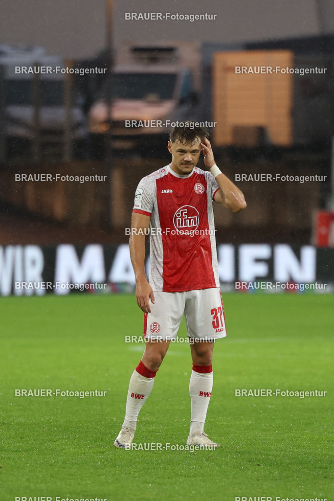 Rot-Weiss Essen - TSV Alemannia Aachen | Essen, Deutschland, 31.08.2025 Jannik Hofmann  (Rot-Weiss Essen) schautwährend des 3.Liga Spiels zwischen  Rot-Weiss Essen und Alemannia Aachen am 31.08.2025 im Stadion an der Hafenstraße in Essen. (Foto von Timo Bluhmki-Schmidt/Brauer Fotoagentur