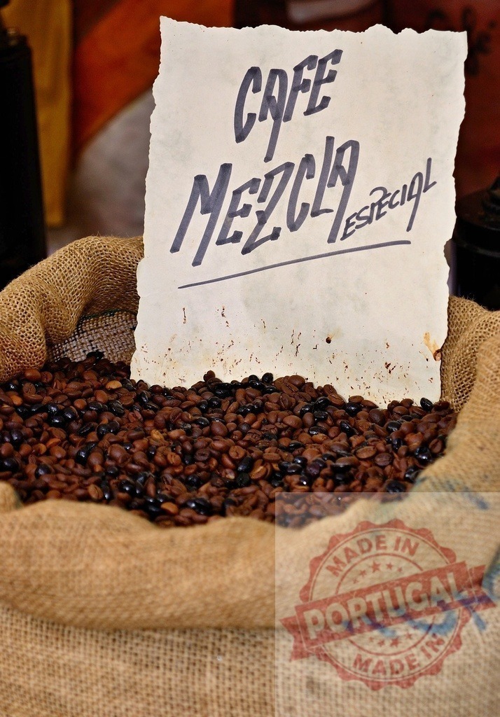 Coffee beans in burlap sack with Cafe Mezcla Especial sign | Roasting coffee beans filling a burlap sack with a handwritten sign - Realisiert mit Pictrs.com