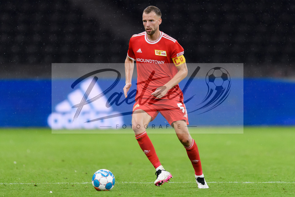FCUKUO20210826_198 | Fussball, Herren: Marvin Friedrich (1.FC Union Berlin) in Aktion, am Ball, Einzelaktion beim Spiel der UEFA Conference League zwischen 1. FC Union Berlin und Kuopion PS im Olympiastadion am 26.08.2021 in Berlin, Deutschland. - Realisiert mit Pictrs.com