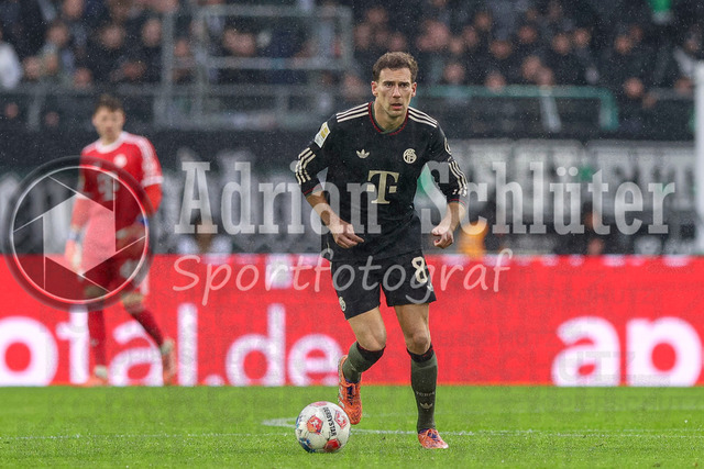 Borussia Mönchengladbach vs FC Bayern München - Bundesliga  | Mönchengladbach, Deutschland, 25.10.25:   Leon Goretzka (FC Bayern München) in Aktion am Ball, Einzelaktion waehrend des Spiels der Bundesliga zwischen Borussia Mönchengladbach vs FC Bayern München im Stadion im Borussia Park(Foto von Brauer-Fotoagentur / Adrian Schlueter)