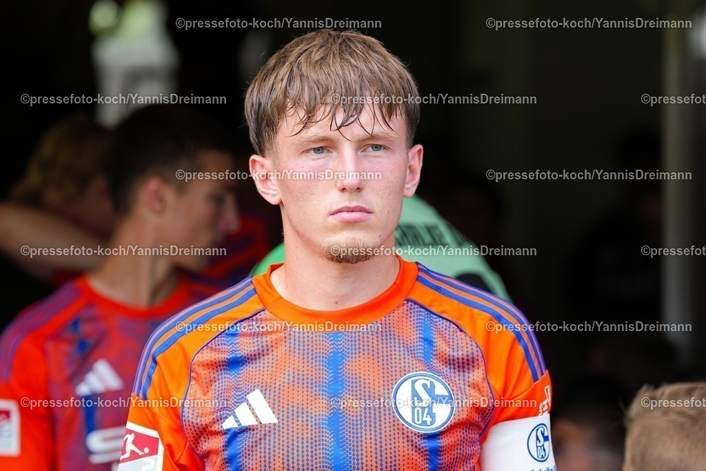 xYDR20072501048 | 20.07.2025, xydrx, Fußball, Rot Weiss Ahlen - FC Schalke 04, Testspiel, Wersestadion: Max Grueger (FC Schalke 04 #37)